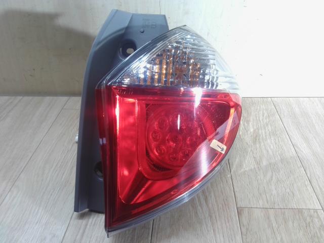 【中古】中古部品 ラクティス NCP120 右テールランプ 【3310390100-231102001915500】