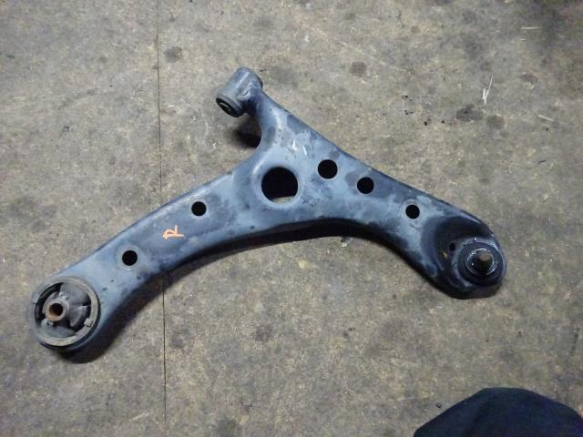 【中古】中古部品 ノア ZRR70W 右フロントロアアーム 【3310410000-000213076251720】