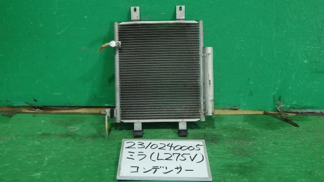 メーカー ダイハツ 車名 ミラ 型式類別 グレード TX 認定型式 HBD-L275V 車両タイプ 3ドアハッチバック 年式 H23/12 シフト 5F 駆動 4×2 通称型式 L275VFMRF エンジン型式 KF-VE ミッション型式 アクスル型式 車体色 白 オフホワイト 車体色No W20 トリム色No 走行距離(Km) 27,209 メーカー純正品番 部品メーカー品番 保証 1ヶ月/1000km 付加情報 リキタン付 商品情報 ※純正番号およびモデル番号は参考としてください。※リビルト部品を購入される際のお願い【再生部品】と表示されているものをリビルト部品と呼んでいます。リビルト部品の場合には、交換時に取り外した部品をご返却していただく場合があります。詳しくはこちら※大物商品(ドア・ボンネット・バンパー等)は個人宅への配送ができない場合がございます。その場合、最寄りの配送業者支店止め等の対応となりますので、あらかじめご了承ください。 ページ上部へ【中古】中古部品 ミラ L275V コンデンサー 【3330340100-231024000560600】