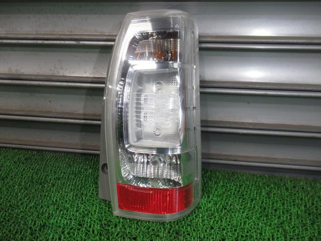 【中古】中古部品 タントエグゼ L465S 右テールランプ 【3330540100-231121002015500】