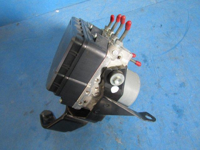 メーカー トヨタ 車名 クラウン 型式類別 17491-0026 グレード 2500 アスリートG I-FOUR 認定型式 DBA-GRS211 車両タイプ 4ドアセダン 年式 H25/8 シフト 駆動 通称型式 エンジン型式 4GR-FSE ミッション型式 アクスル型式 A02A 車体色 プレシャスブラックパール 車体色No 219 トリム色No LB20 走行距離(Km) 17,000 メーカー純正品番 44540-30550 部品メーカー品番 89541-30580 保証 1ヶ月/1000km 付加情報 ADVICS/44540-30550/89541-30580/テストOK 商品情報 ※純正番号およびモデル番号は参考としてください。※リビルト部品を購入される際のお願い【再生部品】と表示されているものをリビルト部品と呼んでいます。リビルト部品の場合には、交換時に取り外した部品をご返却していただく場合があります。詳しくはこちら※大物商品(ドア・ボンネット・バンパー等)は個人宅への配送ができない場合がございます。その場合、最寄りの配送業者支店止め等の対応となりますので、あらかじめご了承ください。 ページ上部へ【中古】中古部品 クラウン GRS211 ABSアクチュエーター 【3330900100-001499120042500】