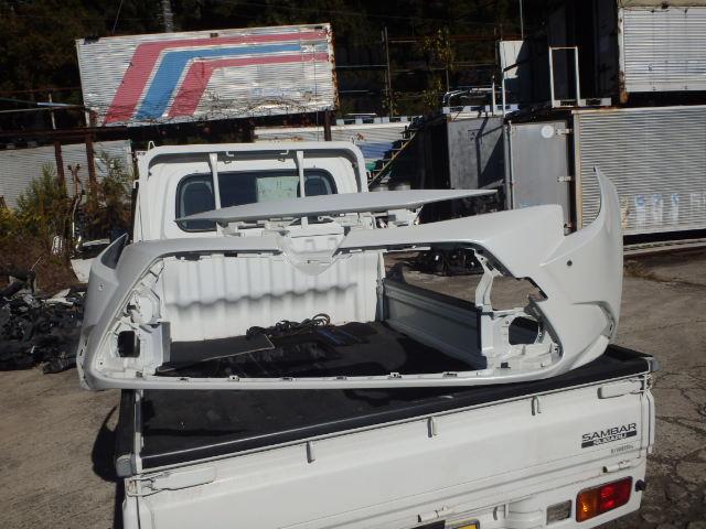 メーカー トヨタ 車名 カローラ 型式類別 グレード ハイブリッド G-X 認定型式 6AA-ZWE211 車両タイプ 4ドアセダン 年式 R3/1 シフト CVT 駆動 通称型式 ZWE211AEXNB エンジン型式 2ZR-FXE ミッション型式 アクスル型式 車体色 車体色No トリム色No 走行距離(Km) メーカー純正品番 52119-1A920-A0 部品メーカー品番 保証 0ヶ月/0km 付加情報 カバーのみ/ソナー穴×2/単品仕入 商品情報 (1)[,キレ,底3cm2個](2)[,擦り傷,底面](3)[,その他,左右かど傷] ※純正番号およびモデル番号は参考としてください。※リビルト部品を購入される際のお願い【再生部品】と表示されているものをリビルト部品と呼んでいます。リビルト部品の場合には、交換時に取り外した部品をご返却していただく場合があります。詳しくはこちら※大物商品(ドア・ボンネット・バンパー等)は個人宅への配送ができない場合がございます。その場合、最寄りの配送業者支店止め等の対応となりますので、あらかじめご了承ください。 ページ上部へ【中古】中古部品 カローラ ZWE211 フロントバンパーフェース 【3331010800-000090289910110】