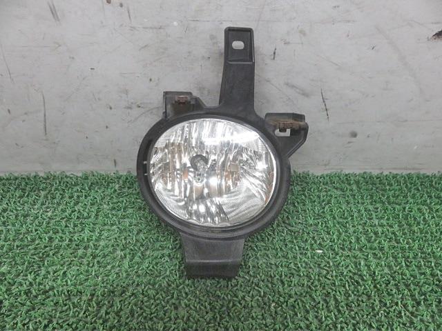 【中古】中古部品 ヴォクシー ZRR75W 右フォグランプ 【3330380100-000035045010850】