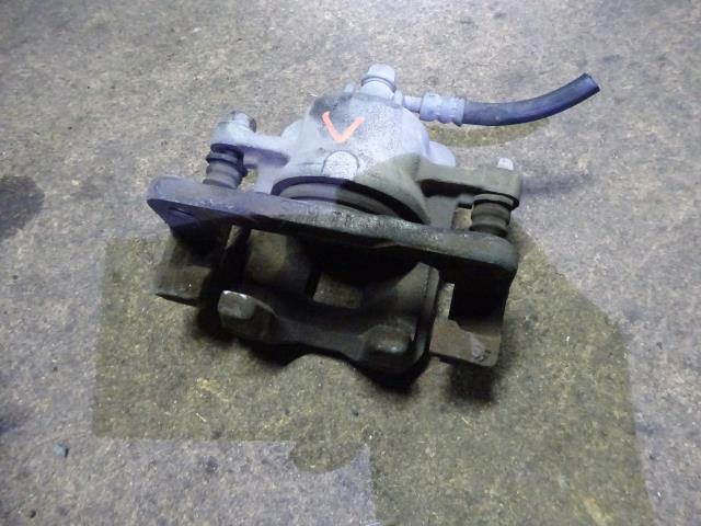 【中古】中古部品 エブリィ DA64V 左フロントキャリパー 【3310410000-000223063944360】