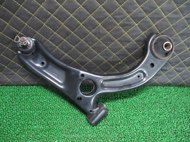 【中古】中古部品 ムーヴ LA100S 右フロントロアアーム 【3330660100-000023331251720】