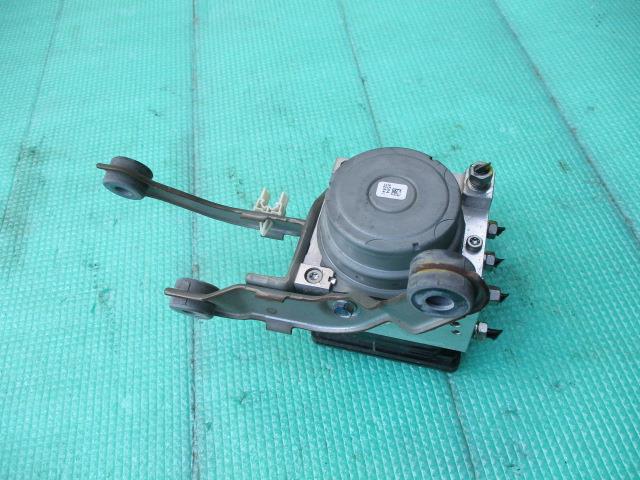 メーカー ホンダ 車名 N−BOX 型式類別 17075-0037 グレード カスタムG ターボAパッケージ 認定型式 DBA-JF1 車両タイプ 5ドアハッチバック 年式 H25/12 シフト CVT 駆動 通称型式 JF1 エンジン型式 S07AT ミッション型式 アクスル型式 車体色 プレミアムホワイトパール 車体色No NH624P トリム色No S 走行距離(Km) 77,518 メーカー純正品番 部品メーカー品番 保証 1ヶ月/1000km 付加情報 商品情報 ※純正番号およびモデル番号は参考としてください。※リビルト部品を購入される際のお願い【再生部品】と表示されているものをリビルト部品と呼んでいます。リビルト部品の場合には、交換時に取り外した部品をご返却していただく場合があります。詳しくはこちら※大物商品(ドア・ボンネット・バンパー等)は個人宅への配送ができない場合がございます。その場合、最寄りの配送業者支店止め等の対応となりますので、あらかじめご了承ください。 ページ上部へ【中古】中古部品 N−BOX JF1 ABSアクチュエーター 【3310190100-000233021242500】