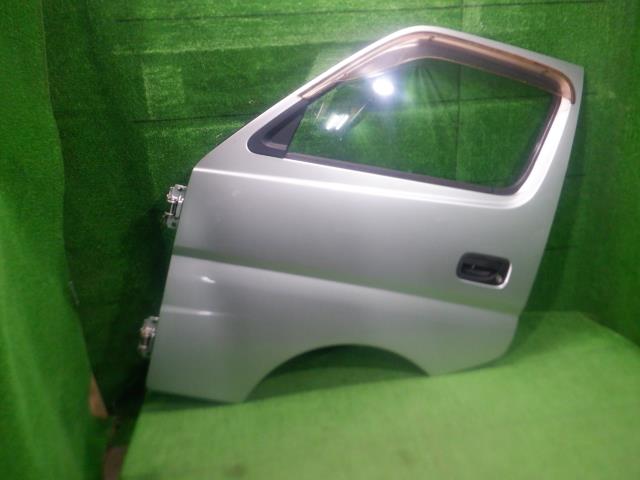 キャラバンＣＷＧＥ２５右フロントドア キャラバン e25 右フロントドア（車用品・バイク用品）の通販
