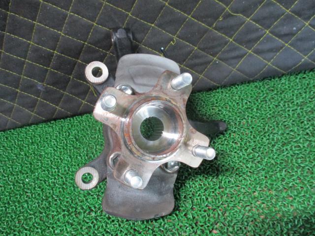 【中古】中古部品 スペーシア MK32S 左フロントナックルハブ 【3330660100-000021345644340】