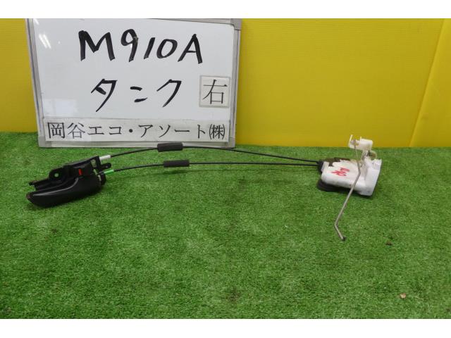 メーカー トヨタ 車名 タンク 型式類別 18441-0501 グレード 1000 タンク 認定型式 DBA-M910A 車両タイプ 年式 H29/5 シフト 駆動 通称型式 エンジン型式 1KR-FE ミッション型式 アクスル型式 車体色 緑 車体色No B82 トリム色No 走行距離(Km) 86,000 メーカー純正品番 部品メーカー品番 保証 0ヶ月/0km 付加情報 インナーハンドル付；テストOK★品番参考程度★二重登録 商品情報 ※純正番号およびモデル番号は参考としてください。※リビルト部品を購入される際のお願い【再生部品】と表示されているものをリビルト部品と呼んでいます。リビルト部品の場合には、交換時に取り外した部品をご返却していただく場合があります。詳しくはこちら※大物商品(ドア・ボンネット・バンパー等)は個人宅への配送ができない場合がございます。その場合、最寄りの配送業者支店止め等の対応となりますので、あらかじめご了承ください。 ページ上部へ【中古】中古部品 タンク M910A 右フロントドアロックソレノイド 【3331010600-001632032964550】