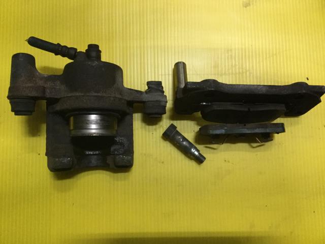 【中古】中古部品 プレオ RA2 左フロントキャリパー 【3330960100-000052121644360】