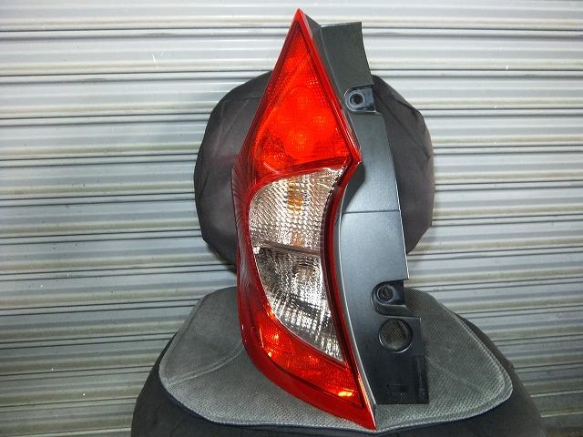 【中古】中古部品 ノート E12 左テールランプ 【3310050100-000203031915600】
