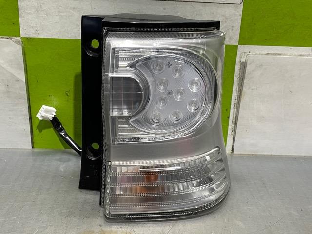 【中古】中古部品 タント L375S 右テールランプ 【3330530100-000005187815500】