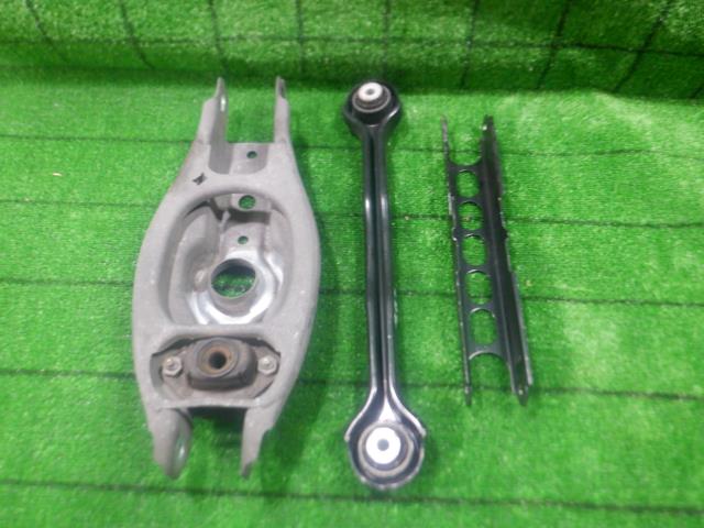 【中古】中古部品 BMW 3シリーズ VA20 右リアロアアーム 【3330420100-231221000151820】