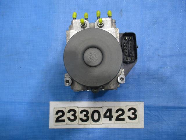 メーカー トヨタ 車名 ヴァンガード 型式類別 15806-0068 グレード 240S Sパッケージ 4WD 5人 認定型式 DBA-ACA33W 車両タイプ 5DJワゴン 年式 H25/2 シフト CVT 駆動 4×4 通称型式 ACA33WBNXGKS エンジン型式 2AZ-FE ミッション型式 アクスル型式 車体色 ブラック 車体色No 202 トリム色No FR13 走行距離(Km) 81,360 メーカー純正品番 44050-42451 部品メーカー品番 保証 1ヶ月/1000km 付加情報 テスト済; 純正(44050-42451) 商品情報 ※純正番号およびモデル番号は参考としてください。※リビルト部品を購入される際のお願い【再生部品】と表示されているものをリビルト部品と呼んでいます。リビルト部品の場合には、交換時に取り外した部品をご返却していただく場合があります。詳しくはこちら※大物商品(ドア・ボンネット・バンパー等)は個人宅への配送ができない場合がございます。その場合、最寄りの配送業者支店止め等の対応となりますので、あらかじめご了承ください。 ページ上部へ【中古】中古部品 ヴァンガード ACA33W ABSアクチュエーター 【3310040100-000233042342500】