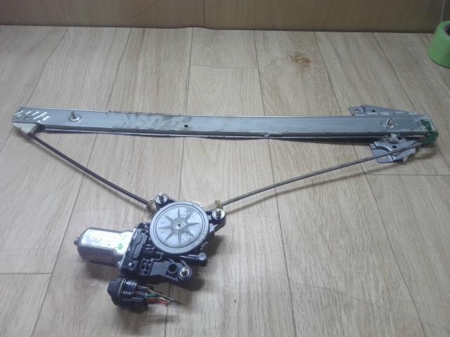 【中古】中古部品 スクラム DG64V 右フロントドアレギュレータ・モーター 【3310390100-231125001813120】