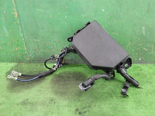 メーカー トヨタ 車名 カローラスポーツ 型式類別 18956-0002 グレード G Z 認定型式 3BA-NRE210H 車両タイプ 5ドアハッチバック 年式 H31/3 シフト CVT 駆動 通称型式 NRE210HBHXNZZ エンジン型式 8NR-FTS ミッション型式 K313 アクスル型式 04A 車体色 白パール ホワイトパールクリスタルシャイン 車体色No 070 トリム色No FB20 走行距離(Km) 23&#44;646 メーカー純正品番 部品メーカー品番 保証 1ヶ月/1000km 付加情報 左&#44;エンジンルームナイ用 商品情報 ※純正番号およびモデル番号は参考としてください。※リビルト部品を購入される際のお願い【再生部品】と表示されているものをリビルト部品と呼んでいます。リビルト部品の場合には、交換時に取り外した部品をご返却していただく場合があります。詳しくはこちら※大物商品(ドア・ボンネット・バンパー等)は個人宅への配送ができない場合がございます。その場合、最寄りの配送業者支店止め等の対応となりますので、あらかじめご了承ください。 ページ上部へ【中古】中古部品 カローラスポーツ NRE210H ヒューズボックス 【3330150100-000024305867801】