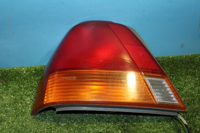 【中古】中古部品 スプリンター AE110 左テールランプ 【3330950100-000038291115600】