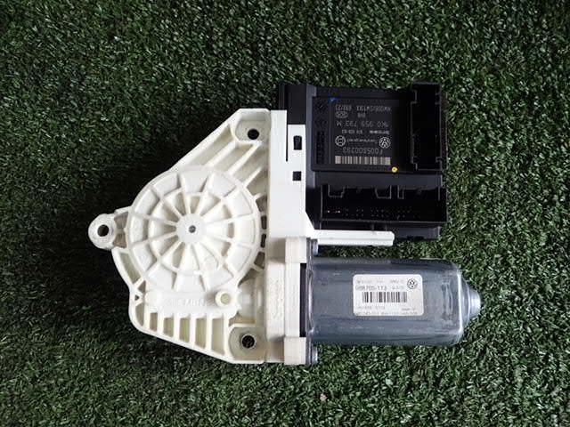 【中古】中古部品 VW パサート 3CBVY 右フロントドアレギュレータ・モーター 【3330470100-001610094713120】 2