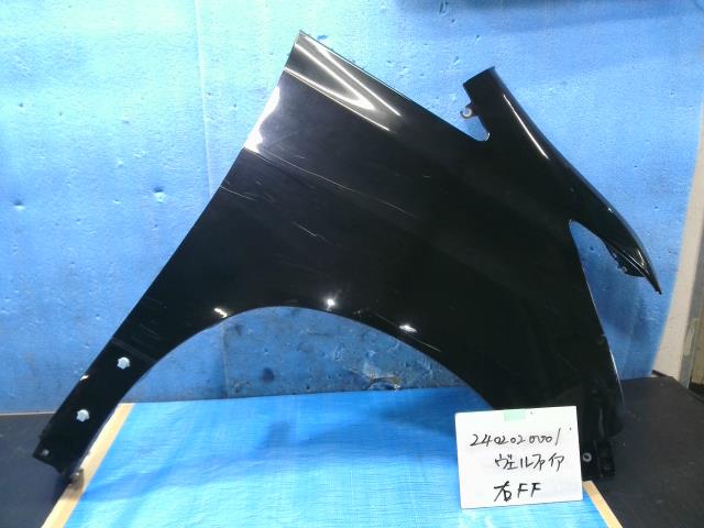 メーカー トヨタ 車名 ヴェルファイア 型式類別 16086-0098 グレード 2.4Z プラチナムセレクション 7人 認定型式 DBA-ANH20W 車両タイプ 5DBOXワゴン 年式 H22/4 シフト CVT 駆動 4×2 通称型式 ANH20WNFXSKA エンジン型式 2AZ-FE ミッション型式 アクスル型式 車体色 ブラック 車体色No 202 トリム色No 走行距離(Km) 107,200 メーカー純正品番 53801-58040 部品メーカー品番 保証 0ヶ月/0km 付加情報 プロテクター欠品 商品情報 (1)[全体,擦り傷,線キズ多数有り](2)[全体,その他,イロアセ有り] ※純正番号およびモデル番号は参考としてください。※リビルト部品を購入される際のお願い【再生部品】と表示されているものをリビルト部品と呼んでいます。リビルト部品の場合には、交換時に取り外した部品をご返却していただく場合があります。詳しくはこちら※大物商品(ドア・ボンネット・バンパー等)は個人宅への配送ができない場合がございます。その場合、最寄りの配送業者支店止め等の対応となりますので、あらかじめご了承ください。 ページ上部へ【中古】中古部品 ヴェルファイア ANH20W 右フロントフェンダー 【3310220100-240202000110600】
