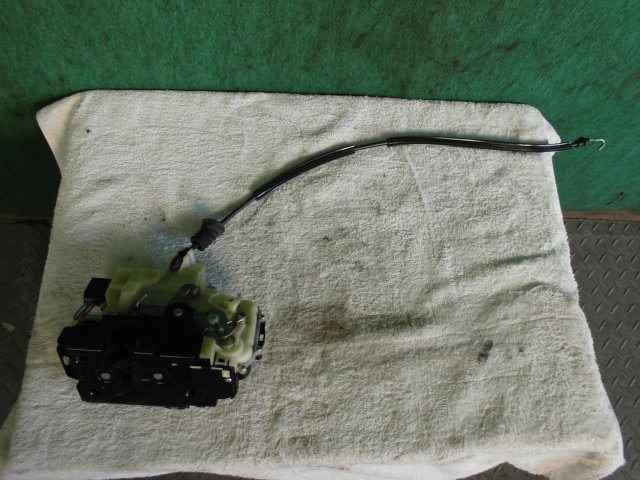 【中古】中古部品 VW ニュービートル 9CBFS 右フロントドアロックソレノイド 【3310420000-000002258864550】