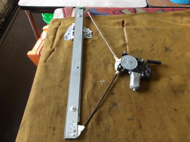 【中古】中古部品 エブリィ DA64V 右フロントドアレギュレータ・モーター 【3340220100-000225008113120】