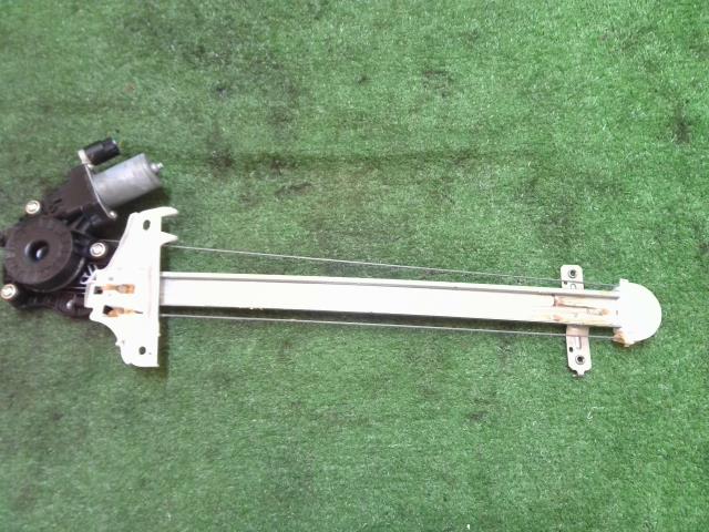 メーカー スズキ 車名 ワゴンR 型式類別 18453-0001 グレード FA 認定型式 DBA-MH35S 車両タイプ 5ドアハッチバック 年式 H29/2 シフト CVT 駆動 通称型式 MH35SWFAE-A エンジン型式 R06A ミッション型式 アクスル型式 車体色 白 スペリアホワイト 車体色No 26U トリム色No 走行距離(Km) メーカー純正品番 部品メーカー品番 保証 0ヶ月/0km 付加情報 左Rドアレギュレータ・モーター付，2P(動作確認済） 商品情報 ※純正番号およびモデル番号は参考としてください。※リビルト部品を購入される際のお願い【再生部品】と表示されているものをリビルト部品と呼んでいます。リビルト部品の場合には、交換時に取り外した部品をご返却していただく場合があります。詳しくはこちら※大物商品(ドア・ボンネット・バンパー等)は個人宅への配送ができない場合がございます。その場合、最寄りの配送業者支店止め等の対応となりますので、あらかじめご了承ください。 ページ上部へ【中古】中古部品 ワゴンR MH35S 左リアドアレギュレータ・モーター 【3260240000-240327000313420】