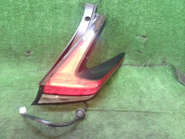 【中古】中古部品 リーフ ZE1 右テールランプ 【3260240000-240404000415500】