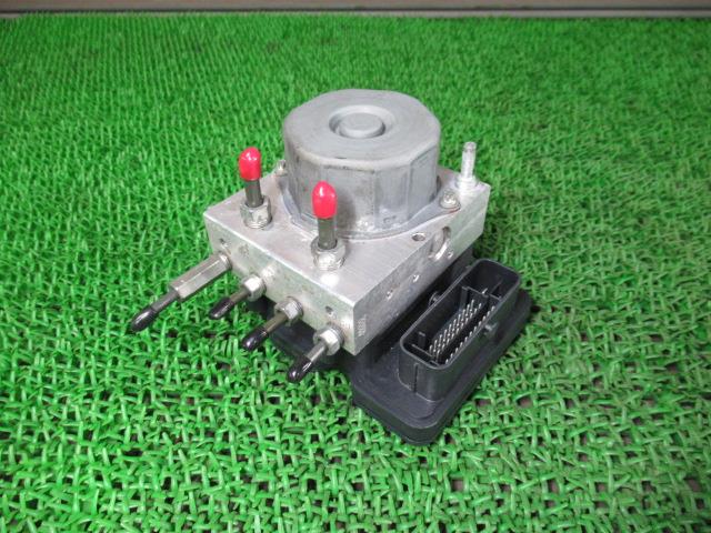 メーカー ダイハツ 車名 ムーヴ 型式類別 17965-0007 グレード L SA3 4WD 認定型式 DBA-LA160S 車両タイプ 5ドアハッチバック 年式 R1/12 シフト CVT 駆動 4×4 通称型式 LA160SGBMF エンジン型式 KF-VE ミッション型式 アクスル型式 車体色 ホワイト 車体色No W19 トリム色No FF40 走行距離(Km) 16,090 メーカー純正品番 44050-B2M40 部品メーカー品番 保証 1ヶ月/1000km 付加情報 OK 商品情報 ※純正番号およびモデル番号は参考としてください。※リビルト部品を購入される際のお願い【再生部品】と表示されているものをリビルト部品と呼んでいます。リビルト部品の場合には、交換時に取り外した部品をご返却していただく場合があります。詳しくはこちら※大物商品(ドア・ボンネット・バンパー等)は個人宅への配送ができない場合がございます。その場合、最寄りの配送業者支店止め等の対応となりますので、あらかじめご了承ください。 ページ上部へ【中古】中古部品 ムーヴ LA160S ABSアクチュエーター 【3330540100-240418001242500】