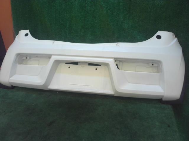 メーカー スズキ 車名 アルト 型式類別 17956-0003 グレード VP 認定型式 HBD-HA36V 車両タイプ 5ドアハッチバック 年式 H26/12 シフト 5FT 駆動 通称型式 HA36VAGPN-J エンジン型式 R06A ミッション型式 アクスル型式 車体色 白 スペリアホワイト 車体色No 26U トリム色No 走行距離(Km) メーカー純正品番 部品メーカー品番 保証 0ヶ月/0km 付加情報 ムトソウ白　ホースメント欠品　マッドガード付 商品情報 (1)[,擦り傷,無塗装部分薄い数ヶ所有](1)[全体,サイトソウ,](1)[全体,擦り傷,BC小多数](2)[2,擦り傷,ラインC直径1cm.3個](2)[全体,擦り傷,線キズ多い目](3)[2,擦り傷,B3cm](3)[5,凸,かるい凸パリ40x30mm] ※純正番号およびモデル番号は参考としてください。※リビルト部品を購入される際のお願い【再生部品】と表示されているものをリビルト部品と呼んでいます。リビルト部品の場合には、交換時に取り外した部品をご返却していただく場合があります。詳しくはこちら※大物商品(ドア・ボンネット・バンパー等)は個人宅への配送ができない場合がございます。その場合、最寄りの配送業者支店止め等の対応となりますので、あらかじめご了承ください。 ページ上部へ【中古】中古部品 アルト HA36V リアバンパー 【3260240000-240424000315100】