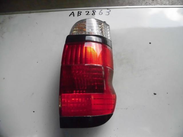 【中古】中古部品 グランドハイエース VCH10W 右テールランプ 【3310230100-001515732415500】