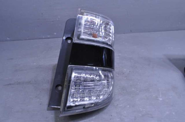 【中古】中古部品 ヴェルファイア ANH20W 右テールランプ 【3310580000-240426000115500】