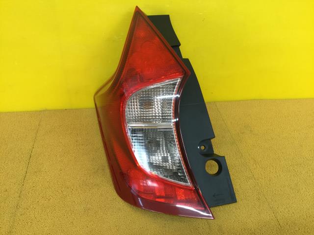 【中古】中古部品 ノート E12 左テールランプ 【3330960100-000052278315600】