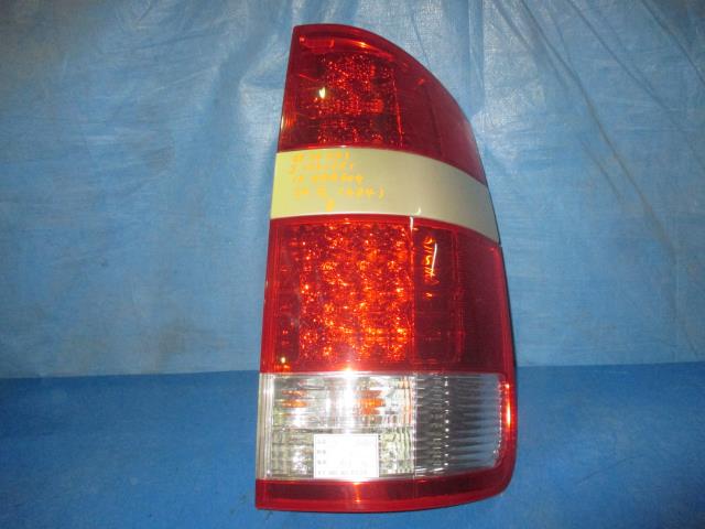 【中古】中古部品 ノア AZR60G 右テールランプ 【3310160100-001401682415500】
