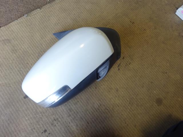 メーカー スズキ 車名 アルト 型式類別 17954-0008 グレード ターボRS 認定型式 DBA-HA36S 車両タイプ 5ドアハッチバック 年式 H27/10 シフト 5FT 駆動 4×2 通称型式 HA36SASRN-A エンジン型式 R06AT ミッション型式 アクスル型式 車体色 白パール パールホワイト 車体色No Z7T トリム色No C03 走行距離(Km) 85,885 メーカー純正品番 84701-74P40-Z7T 部品メーカー品番 保証 0ヶ月/0km 付加情報 電格TL7P/再塗装 商品情報 (1)[,擦り傷,B擦り多少](2)[,その他,上面アセとクリア痛み] ※純正番号およびモデル番号は参考としてください。※リビルト部品を購入される際のお願い【再生部品】と表示されているものをリビルト部品と呼んでいます。リビルト部品の場合には、交換時に取り外した部品をご返却していただく場合があります。詳しくはこちら※大物商品(ドア・ボンネット・バンパー等)は個人宅への配送ができない場合がございます。その場合、最寄りの配送業者支店止め等の対応となりますので、あらかじめご了承ください。 ページ上部へ【中古】中古部品 アルト HA36S 右サイドミラー 【3310410000-000223110513500】