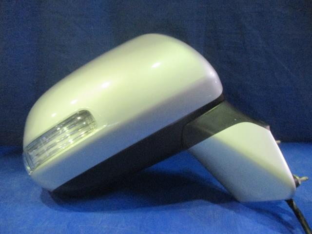 【中古】中古部品 ヴォクシー ZRR70G 右サイドミラー 【3310160100-001559481813500】