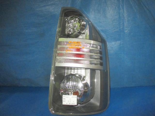 【中古】中古部品 ヴォクシー ZRR70G 右テールランプ 【3310160100-001559481915500】