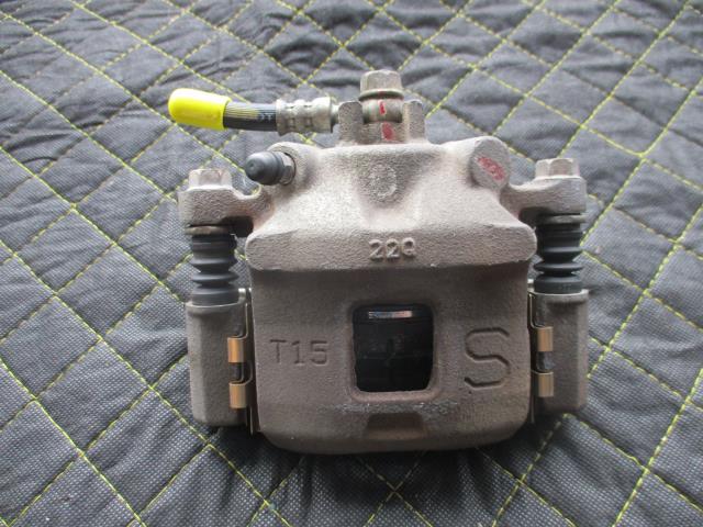 【中古】中古部品 モコ MG33S 右フロントキャリパー 【3330660100-000023332944330】