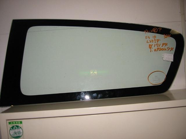 メーカー ダイハツ 車名 ミラ 型式類別 15972-0005 グレード 660 TL 認定型式 GBD-L275V 車両タイプ 3ドアハッチバック 年式 H20/5 シフト 駆動 通称型式 エンジン型式 KF-VE ミッション型式 アクスル型式 車体色 銀 車体色No S28 トリム色No FM10 走行距離(Km) 10,000 メーカー純正品番 部品メーカー品番 保証 0ヶ月/0km 付加情報 グリーン.張り付け.AGC AUTOMOTIVE　M21T■画像有■ 商品情報 ※純正番号およびモデル番号は参考としてください。※リビルト部品を購入される際のお願い【再生部品】と表示されているものをリビルト部品と呼んでいます。リビルト部品の場合には、交換時に取り外した部品をご返却していただく場合があります。詳しくはこちら※大物商品(ドア・ボンネット・バンパー等)は個人宅への配送ができない場合がございます。その場合、最寄りの配送業者支店止め等の対応となりますので、あらかじめご了承ください。 ページ上部へ【中古】中古部品 ミラ L275V 左クォーターガラス 【3310160100-000635329317290】