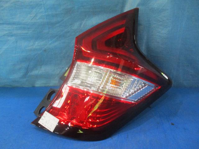 【中古】中古部品 ノート HE12 右テールランプ 【3310160100-000004369615500】