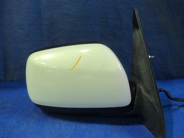 メーカー ダイハツ 車名 クー 型式類別 16560-0001 グレード 1500 CX 認定型式 CBA-M402S 車両タイプ 年式 H23/1 シフト 駆動 通称型式 エンジン型式 3SZ-VE ミッション型式 アクスル型式 車体色 パール 車体色No W16 トリム色No FJ10 走行距離(Km) 52,000 メーカー純正品番 部品メーカー品番 保証 0ヶ月/0km 付加情報 ボディー同色; ★車体色No【W16】; 電動格納; クリアガラス; ピン数(　5　); テストOK,(1)線傷 40mm 商品情報 ※純正番号およびモデル番号は参考としてください。※リビルト部品を購入される際のお願い【再生部品】と表示されているものをリビルト部品と呼んでいます。リビルト部品の場合には、交換時に取り外した部品をご返却していただく場合があります。詳しくはこちら※大物商品(ドア・ボンネット・バンパー等)は個人宅への配送ができない場合がございます。その場合、最寄りの配送業者支店止め等の対応となりますので、あらかじめご了承ください。 ページ上部へ【中古】中古部品 クー M402S 右サイドミラー 【3310160100-001451686413500】