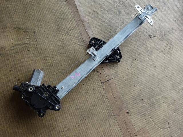 【中古】中古部品 フィット GK3 右フロントドアレギュレータ・モーター 【3310410000-000243019513120】
