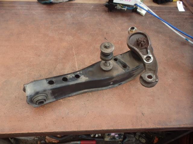 【中古】中古部品 コンフォート YXS11 右フロントロアアーム 【3331010800-000022368751720】