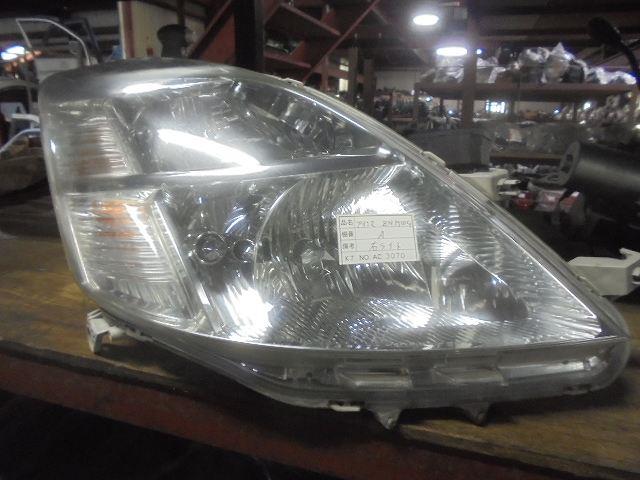 【中古】中古部品 アイシス ZNM10G 右ヘッドランプ 【3310160100-001274543410800】