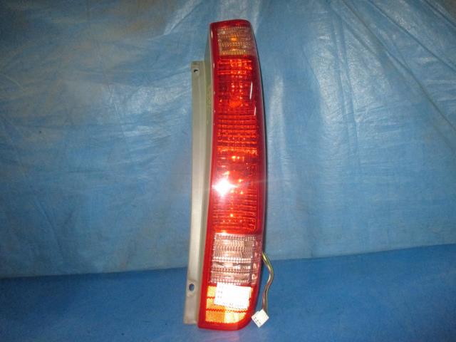 【中古】中古部品 オーパ ZCT10 右テールランプ 【3310160100-001489310215500】