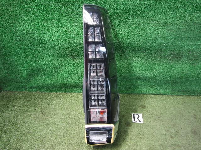 【中古】中古部品 ヴォクシー ZWR80G 右テールランプ 【3330200100-230622000015500】