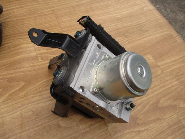 【中古】中古部品 フィット GP5 ABSアクチュエーター 【3310190100-000244003042500】