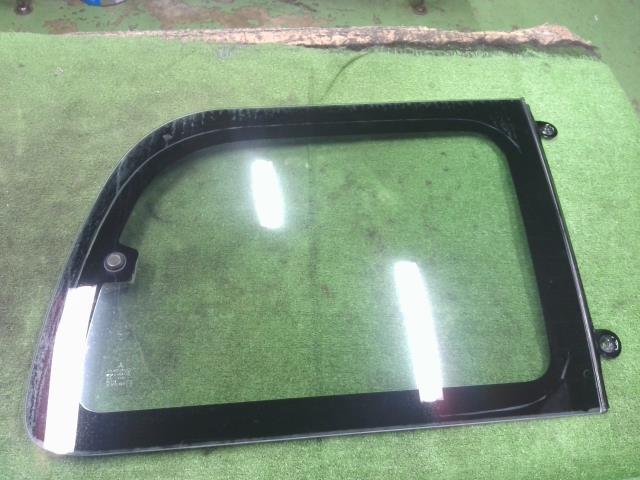 【中古】中古部品 デリカスペースギア PD8W 右クォーターガラス 【3310200100-000021082217280】