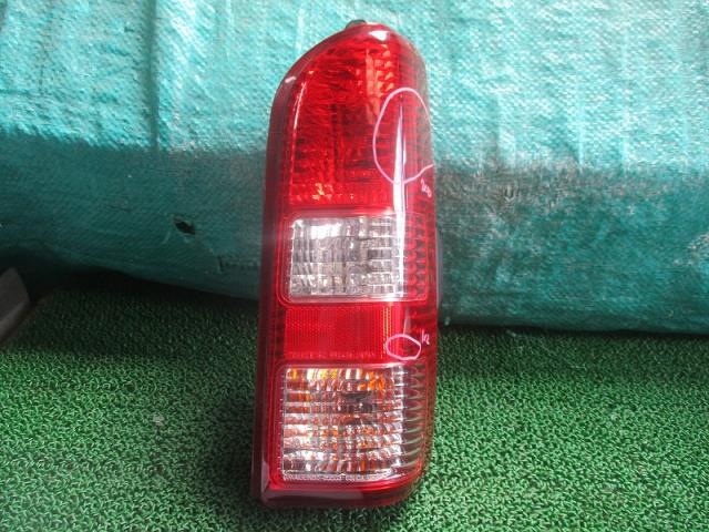 【中古】中古部品 エブリィ DA62W 右テールランプ 【3500080000-240521000815500】
