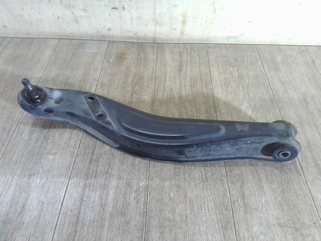 【中古】中古部品 ハイゼット S200P 右フロントロアアーム 【3310390100-240722000351720】