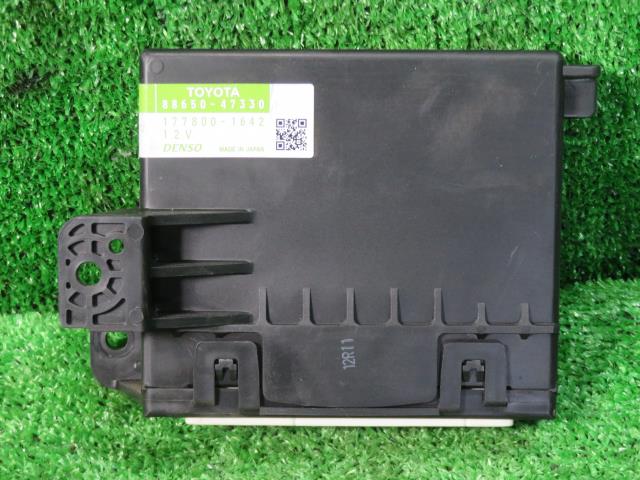 【中古】中古部品 プリウス ZVW30 A/Cコンピューター 【3330900100-000024042063900】